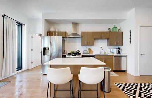 Edgehill Condo | State-of-the-art corner suite with balcony, seasonal pool, & gym