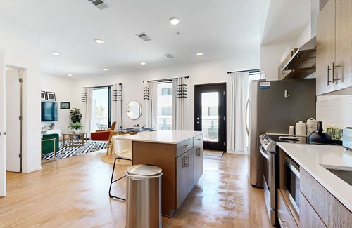 Edgehill Condo | State-of-the-art corner suite with balcony, seasonal pool, & gym