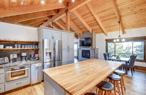Tahoe Village House | Stateline Mountain Cabin 3 Mi to Heavenly Resort