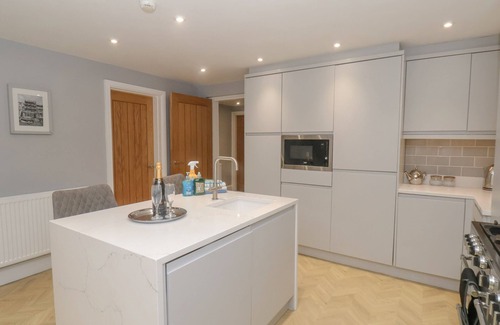 Scarborough City Centre Cottage | STATION HOUSE, family friendly, with hot tub in Scarborough