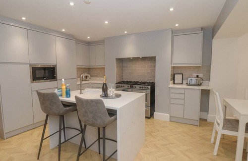 Scarborough City Centre Cottage | STATION HOUSE, family friendly, with hot tub in Scarborough