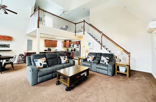 Albrightsville Cabin | Stay 3+ Nights-Get 1 Free, Poconos, Hot Tub, Sauna, Basketball, Playground, Lake