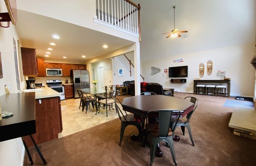 Albrightsville Cabin | Stay 3+ Nights-Get 1 Free, Poconos, Hot Tub, Sauna, Basketball, Playground, Lake