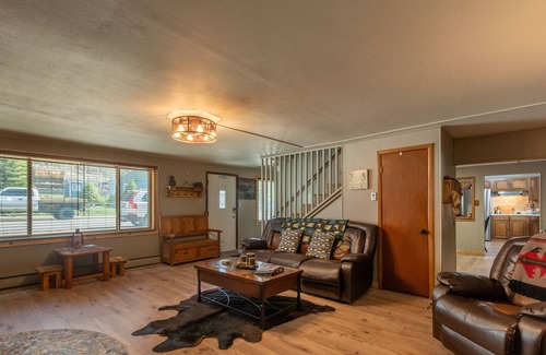 Idaho Springs House | Stay ahead of the traffic! Enjoy Hot Springs & Historic Downtown Idaho Springs