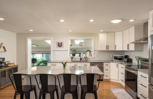 Berkley House | Stay and support a talented local artist