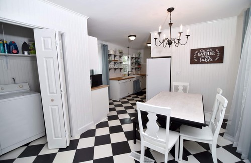 Hot Springs House | Stay at Spa City Cottage!
