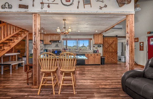 Kuna House | Stay at The Barnhouse in Kuna - Rustic Retreat for Two with Fireplace Near Boise