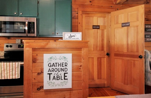 Pine Mountain Valley Cabin | Stay at The Bear and visit Callaway's Pumpkins and Fantasy in Lights!