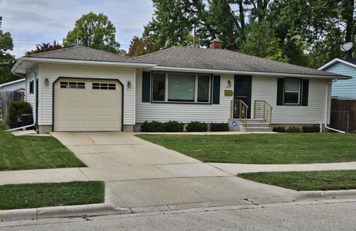 Green Bay House | STAY AT THE LUXURY TUNDRA HOUSE! A BLOCK TO LAMBEAU! OPEN FOR RAVENS GAME 12/27