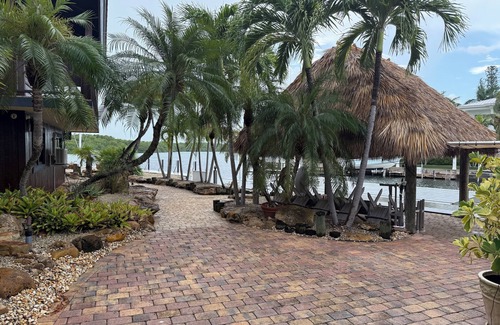 Venetian Shores House | Stay at the Pirate House conveniently located on Snake Creek in Venetian Shores
