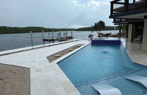 Venetian Shores House | Stay at the Pirate House conveniently located on Snake Creek in Venetian Shores