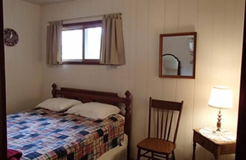 Baileys Harbor Cottage | Stay at this cozy cottage perfect for couples!
