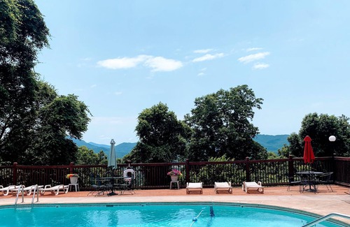East End - Valley Street Condo | Stay Awhile: Views + Pool + Downtown in 5