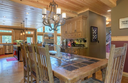Rhododendron Cabin | Stay before 9/22 get the 3RD night FREE! Hot tub, secluded