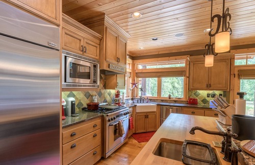 Rhododendron Cabin | Stay before 9/22 get the 3RD night FREE! Hot tub, secluded