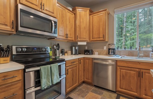 Zigzag Ski Chalet | Stay before 9/22 get the 3RD night FREE!Hot tub,EVcharger, Creek,
