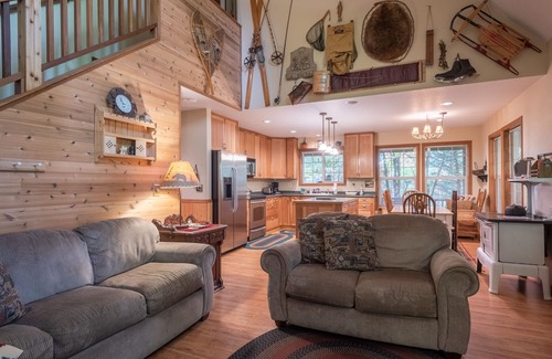Rhododendron Cabin | Stay before 9/22 get the 3RD night FREE! Hot tub, river access A/C