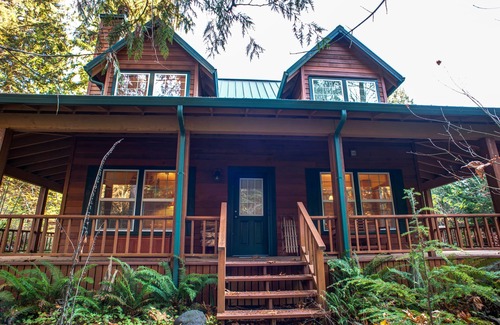 Rhododendron Cabin | Stay before 9/22 get the 3RD night FREE! Hot tub, river access A/C