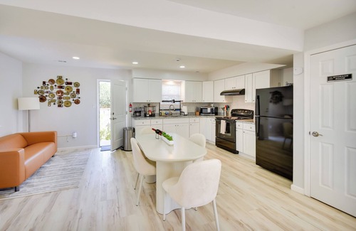 East Ocean View House | Stay By the Beach! Norfolk Duplex Half-Mi to Ocean