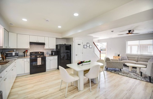 East Ocean View House | Stay By the Beach! Norfolk Duplex Half-Mi to Ocean