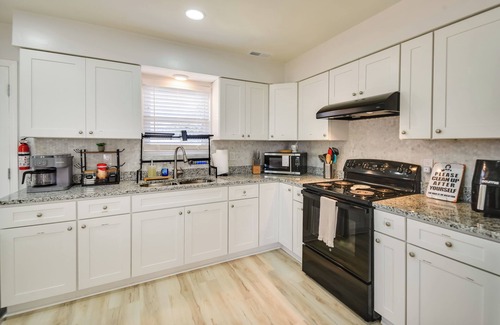 East Ocean View House | Stay By the Beach! Norfolk Duplex Half-Mi to Ocean