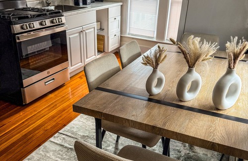 Beverly Apartment | Stay by the Ocean & Downtown Beverly - Cozy 2BR with Parking