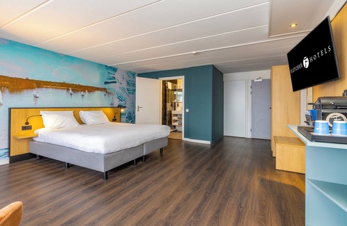 Oud-Loosdrecht Hotel | Stay by the Water with Direct Lake Access, Cycling Trails and On-Site Dining