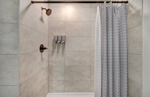 Silverthorne Hotel | Stay Close & Comfortable – 3 Modern Units, Walk to Shops, Cafés & Music