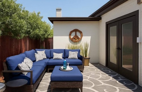 Pierson Place Historic District House | Stay close to concerts, sports and culture in our artistic historic monarch home