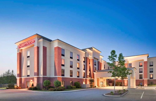 Smithfield Hotel | Stay Close to Twin River Casino – Room with Pool, Gym, and Breakfast