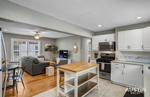 Westfield Apartment | Stay Cute And Cool! 4 Minutes From Deep Eddy Pool