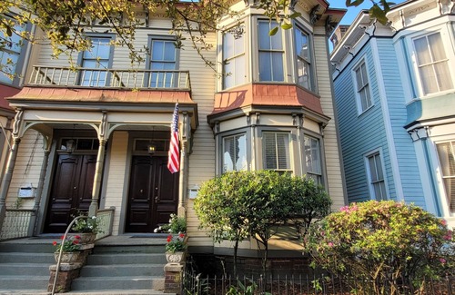 Historic Downtown Savannah House | Stay Downtown at "The Clara" : Antiques, Charm & Room for Everyone with Parking!