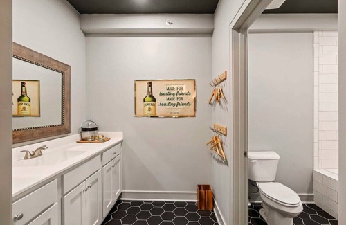 Parkville Apartment | Stay Downtown Parkville Vintage Charm Eateries