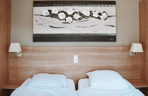 Voorthuizen Hotel | Stay in a luxurious 2-person hotel chalet on the Veluwe, with comfortable amenities, free Wi-Fi, and the option to add a delicious breakfast.