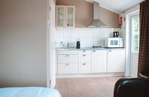 Voorthuizen Hotel | Stay in a luxurious 2-person hotel chalet on the Veluwe, with comfortable amenities, free Wi-Fi, and the option to add a delicious breakfast.