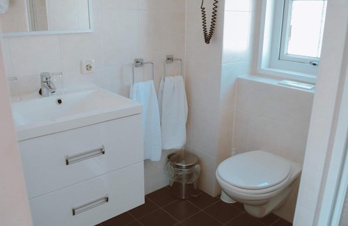 Voorthuizen Hotel | Stay in a luxurious 2-person hotel chalet on the Veluwe, with comfortable amenities, free Wi-Fi, and the option to add a delicious breakfast.