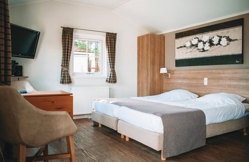 Voorthuizen Hotel | Stay in a luxurious 2-person hotel chalet on the Veluwe, with comfortable amenities, free Wi-Fi, and the option to add a delicious breakfast.
