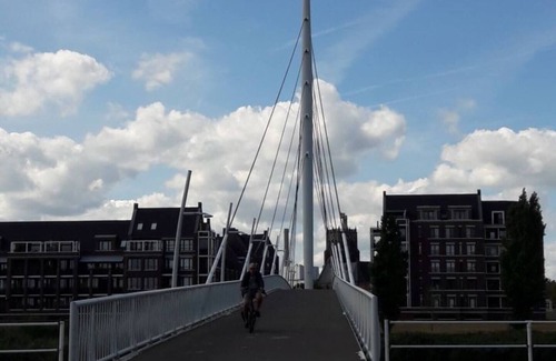 Raamsdonksveer Apartment | Stay in a modern, air-conditioned room with private bathroom and Chromecast TV. Enjoy hotel-style comfort with the bonus of a fully equipped shared kitchen. Perfect for business trips or short getaways in Oss.