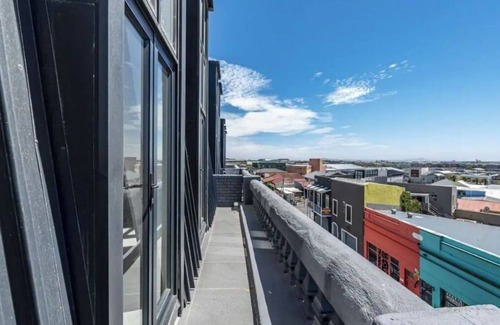 Cape Town Apartment | Stay in a modern loft with mountain views in Obz