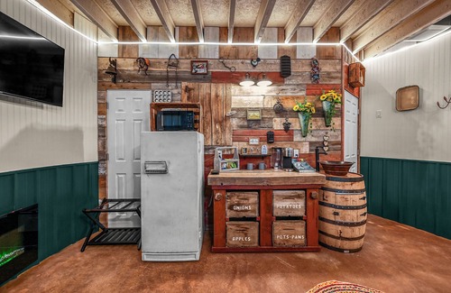 Kuna House | Stay in a Real Silo Cozy Loft + Electric Fireplace + Full Bath Near Boise