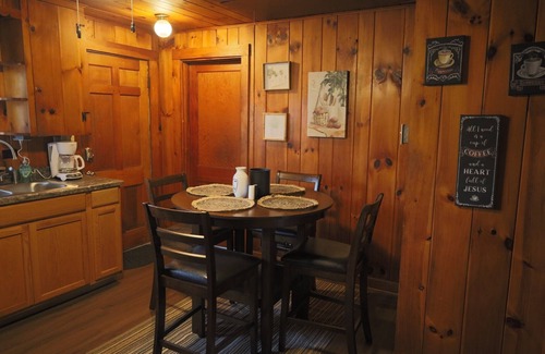 Gatlinburg House | Stay in a Vintage Gatlinburg Motel! Now Pet Friendly!
