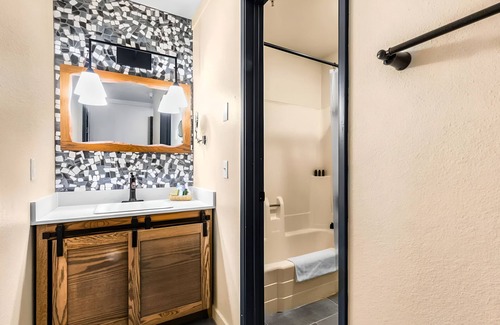 Mammoth Lakes Hotel | Stay in Alpine Room with Free Shuttle Near Mammoth Mountain and Trailheads