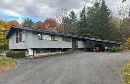 Waterville Apartment | Stay in an historic 1966 deckhouse close to downtown and trails