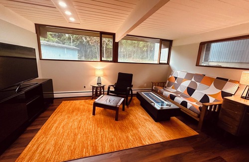 Waterville Apartment | Stay in an historic 1966 deckhouse close to downtown and trails