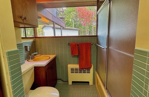 Waterville Apartment | Stay in an historic 1966 deckhouse close to downtown and trails