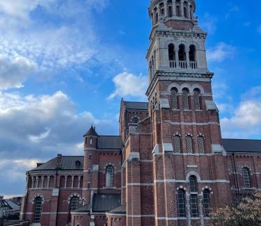 South Antwerp Apartment | Stay in Artist’s Gallery