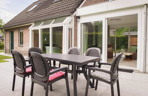 Nieuw Heeten House | Stay in Bungalow Schipbeek XL for 6 persons at Vakantiepark de Sallandshoeve – spacious, comfortable, and private accommodation in the heart of nature.