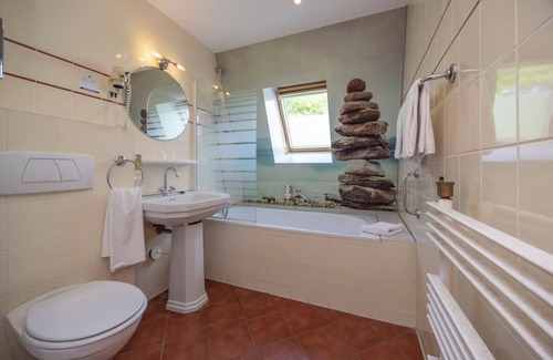 Municipality of Noordwijk Hotel | Stay in Comfort Near Noordwijk’s Best Trails and Sights! Free Breakfast!