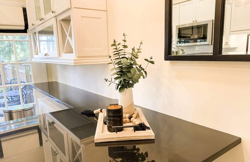 Historic District House | Stay in Heart of Downtown Annapolis Steps to Main St at Historic Carriage House