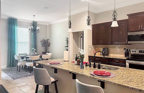 Lake Charles House | Stay in luxury and comfort during your next work contract or vacation at the Bellview Bungalow.